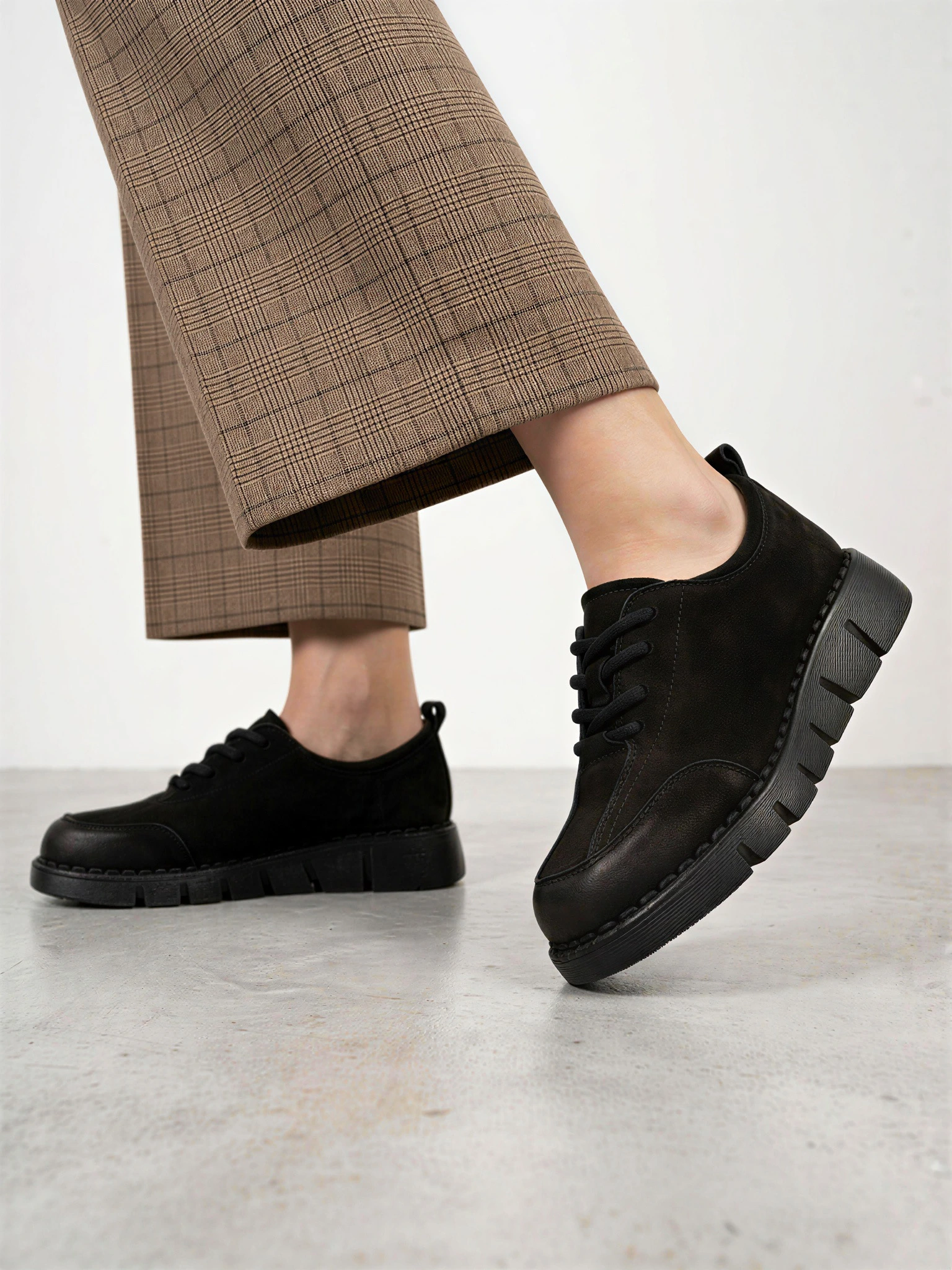 Туфли черного цвета из натурального нубука на шнуровке